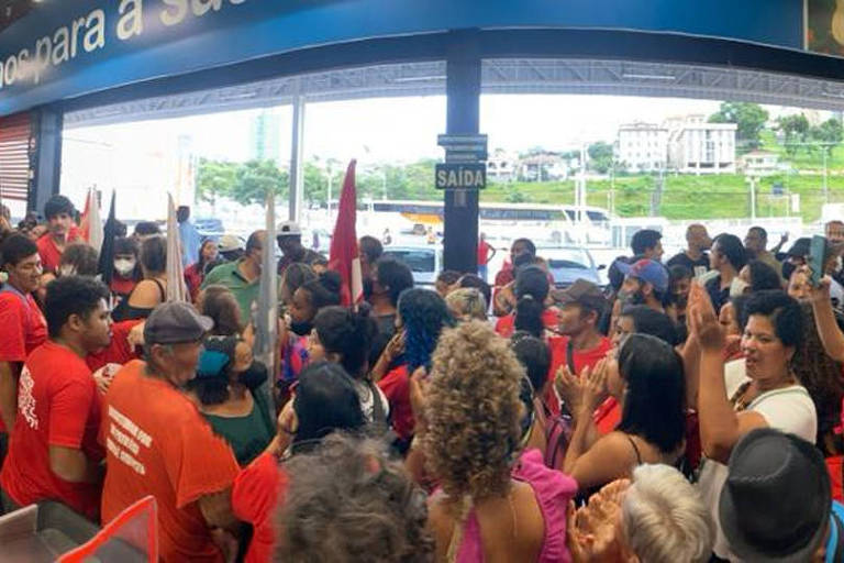 Integrantes do MLB protestam em supermercado em Minas Gerais para reivindicar cestas básicas Integrantes do MLB protestam em supermercado em Minas Gerais para reivindicar cestas básicas