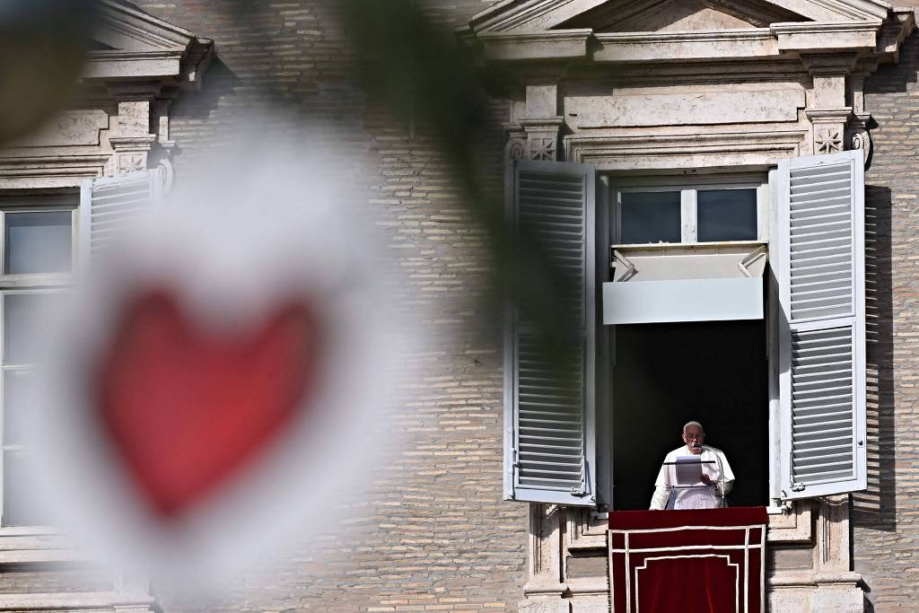 Papa Francisco reza o Ângelus da janela de seu escritório, diante de multidão na Praça São Pedro, no Vaticano