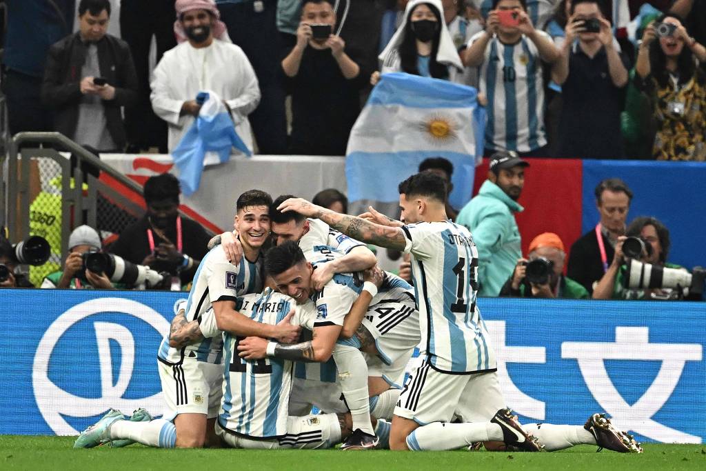 Di María (de costas, camisa 11) é abraçado pelos jogadores da Argentina ao celebrar o segundo gol do jogo; atacante foi o grande nome do primeiro tempo