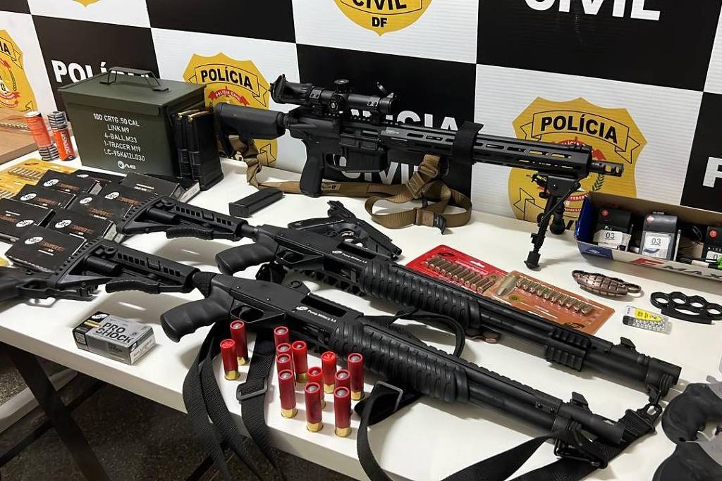 Armas e munições encontradas na casa do suspeito de tentar explodir um caminhão de combustíveis em Brasília