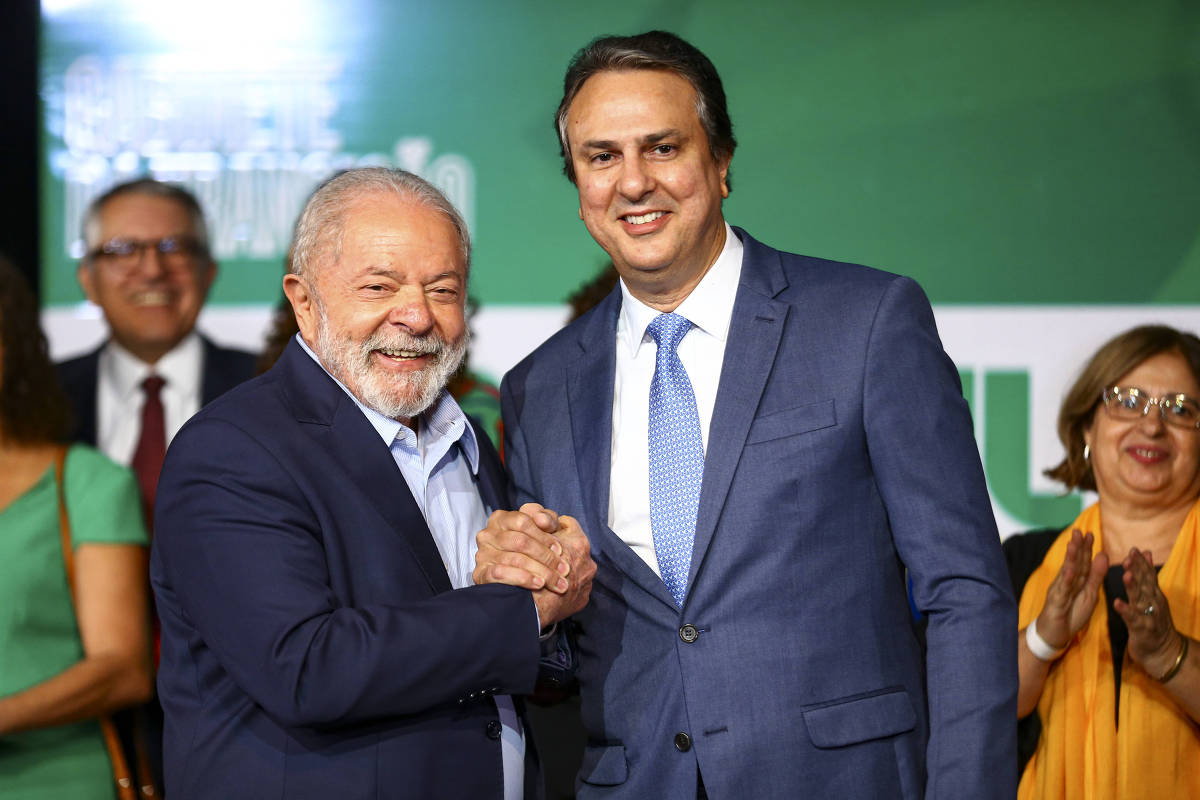 Os dois de terno com mãos dadas.Os dois de terno com mãos dadas. O presidente eleito, Luiz Inácio Lula da Silva, e o futuro ministro da Educação, Camilo Santana, durante anúncio de novos ministros que comporão o governo Os dois de terno com mãos dadas.Os dois de terno com mãos dadas. O presidente eleito, Luiz Inácio Lula da Silva, e o futuro ministro da Educação, Camilo Santana, durante anúncio de novos ministros que comporão o governo