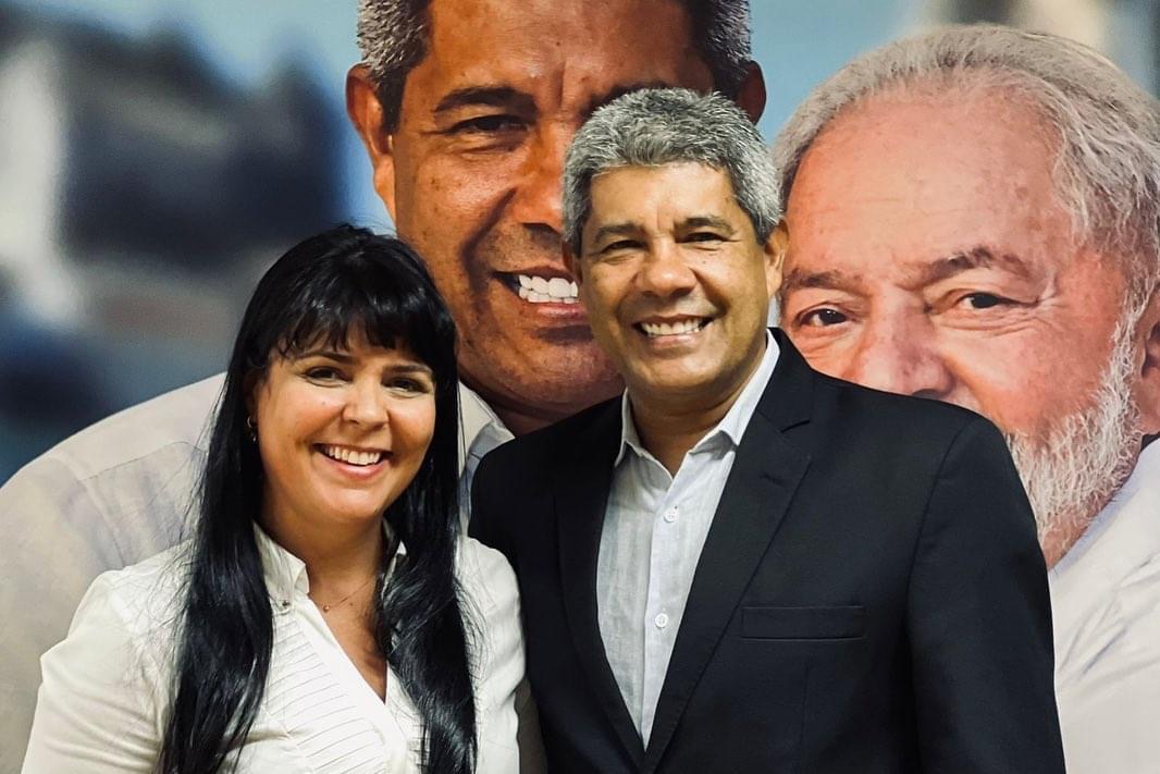 Professora da Faculdade de Educação da UFBa Alessandra Assis com o governador eleito Jerônimo Rodrigues