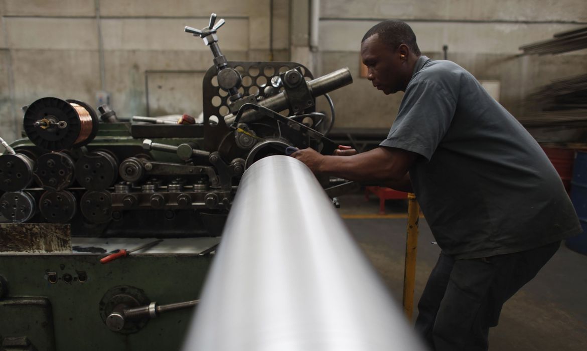 Para 2023, a estimativa permanece em 1% Para 2023, a estimativa permanece em 1%