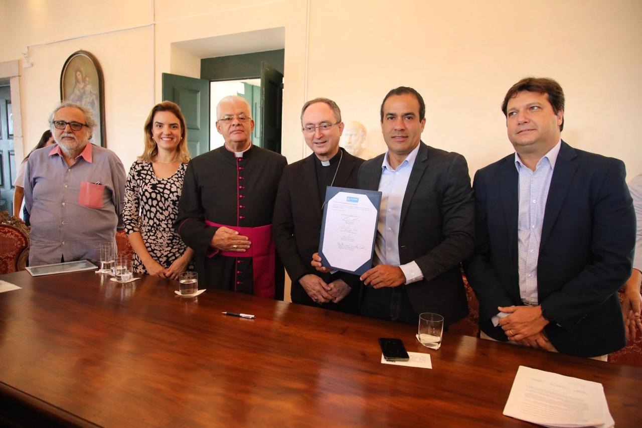O prefeito Bruno Reis e o cardeal-arcebispo de Salvador, Dom Sérgio da Rocha, firmam parceria para restauração do Cine Excelsior