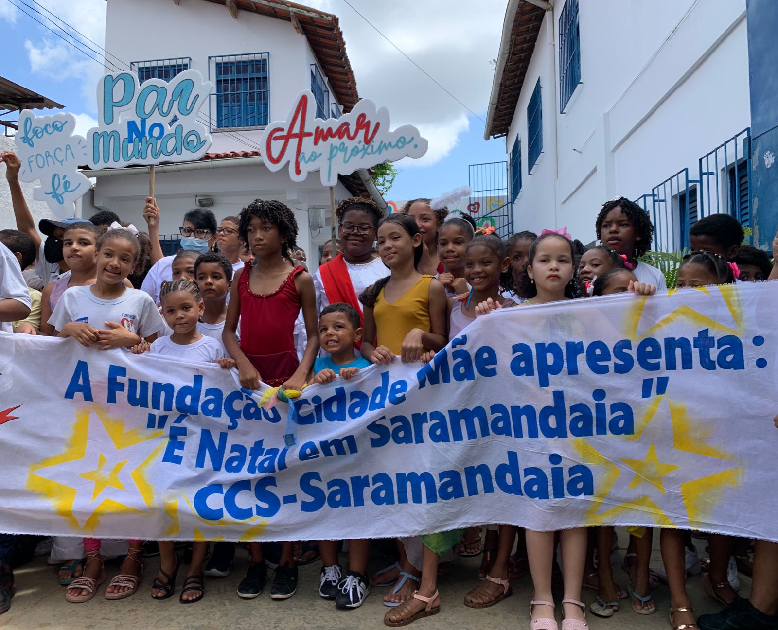 O evento tomou conta das ruas do bairro no último sábado (17), atraindo dezenas de crianças para desejar boas festas aos moradores locais