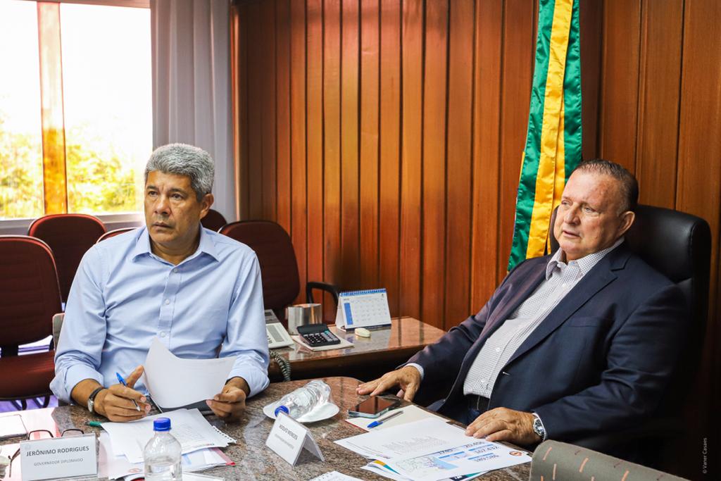 Governador eleito Jerônimo Rodrigues (PT) e o governador em exercício Adolfo Menezes (PSD) Governador eleito Jerônimo Rodrigues (PT) e o governador em exercício Adolfo Menezes (PSD)