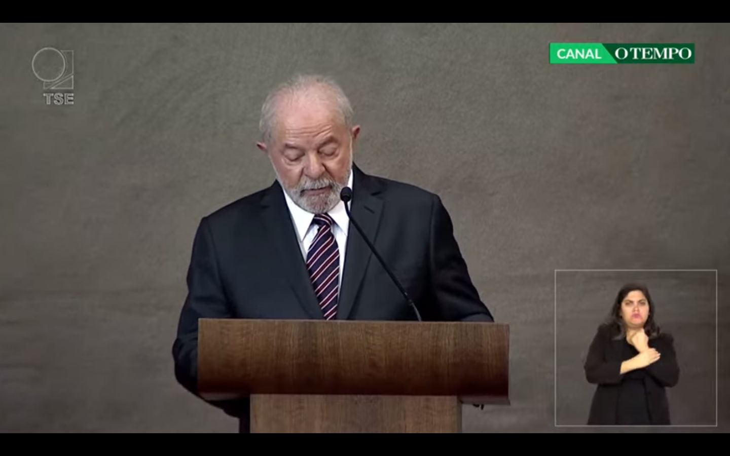 Presidente eleito recebe diploma do TSE confirmando que está apto a tomar posse