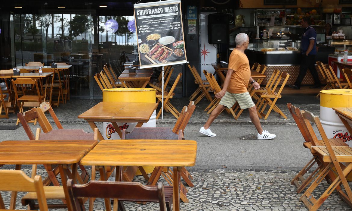 Na comparação interanual, o crescimento da economia em outubro foi de 2,8%