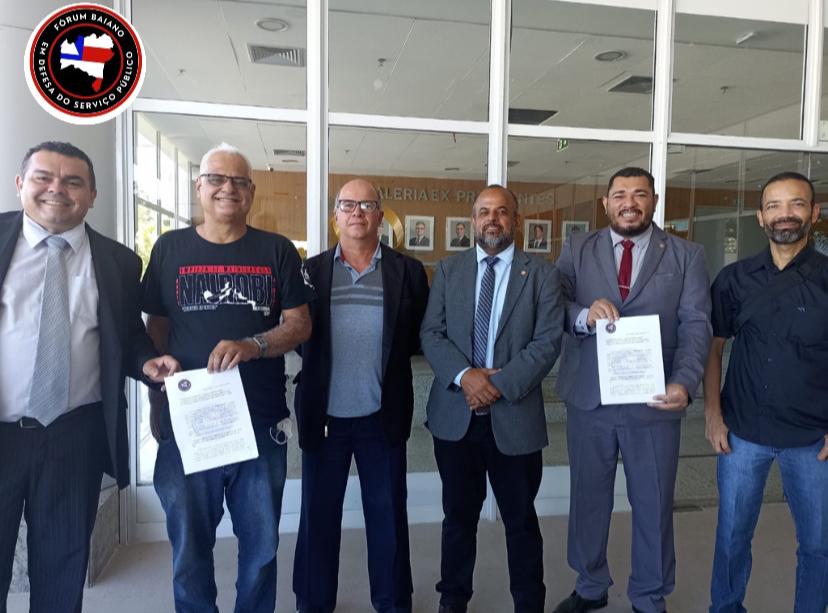 O colegiado também entregou uma cópia da carta ao deputado federal Afonso Florence, que se mostrou sensível e solícito em relação aos itens das reivindicações O colegiado também entregou uma cópia da carta ao deputado federal Afonso Florence, que se mostrou sensível e solícito em relação aos itens das reivindicações