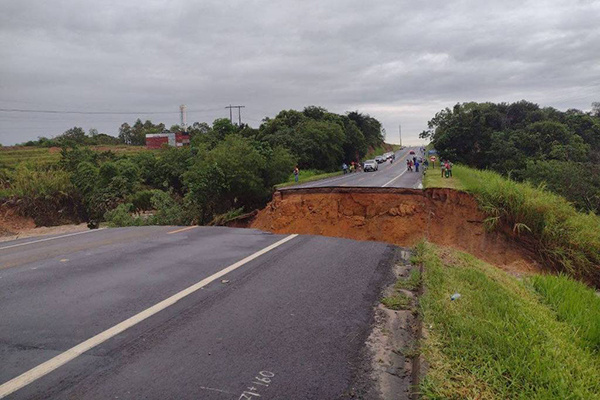 BR101, km 71, em São Mateus, Espírito Santo, interditada em virtude de erosão na pista BR101, km 71, em São Mateus, Espírito Santo, interditada em virtude de erosão na pista