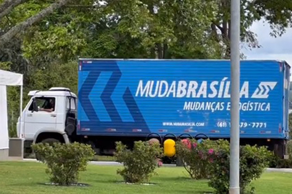 Caminhão de mudança é visto no Palácio da Alvorada Caminhão de mudança é visto no Palácio da Alvorada