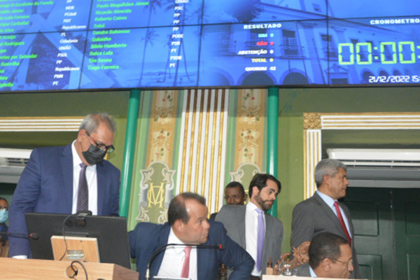 Em pé, Carlos Muniz ao lado de Geraldo Jr. Em pé, Carlos Muniz ao lado de Geraldo Jr.