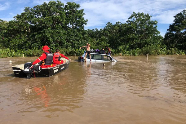 Carro fica submerso no sul da Bahia 