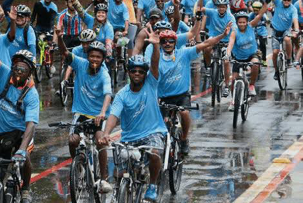 Ciclistas pedalam nas ruas de Salvador