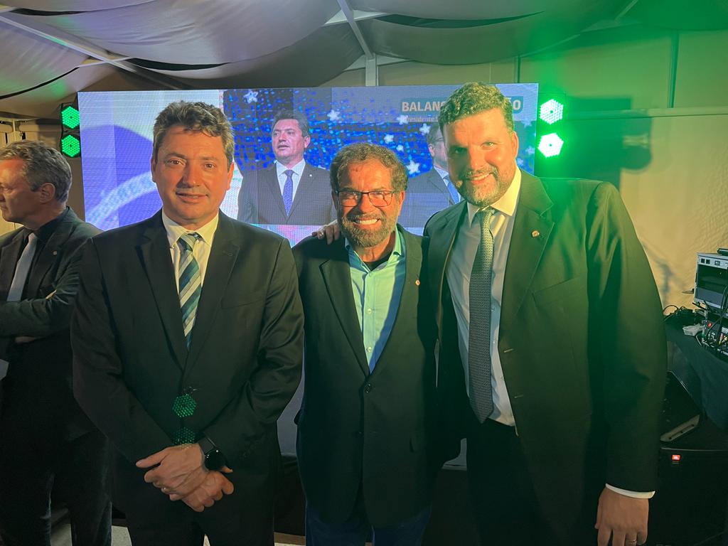 O deputado federal José Rocha (União Brasil), com o atual presidente da FPA, deputado Sérgio Souza (MDB-PR), e o presidente eleito Pedro Lupion (PP-PR) - Divulgação
