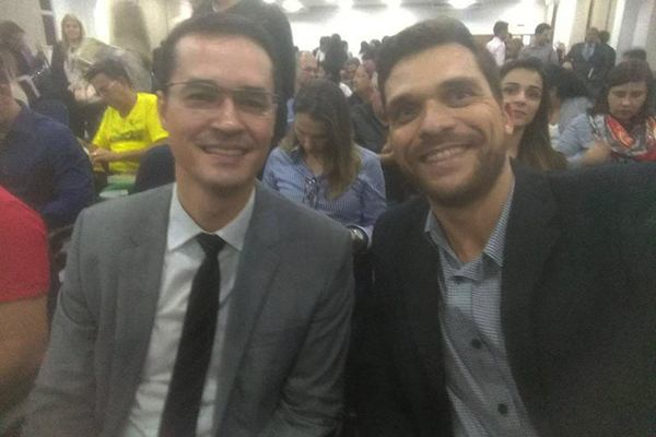 O então procurador Deltan Dallagnol e o policial federal rodoviário Edmar Camata fazem selfie durante palestra, em julho de 2017