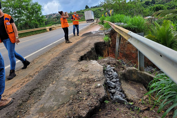 Estrada baiana danificada pela chuva 