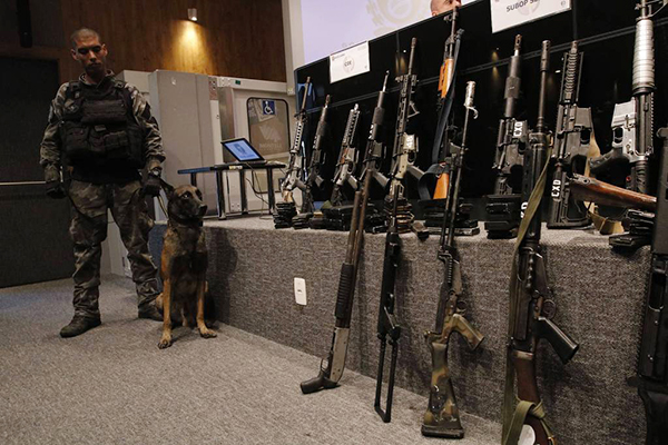 Fuzis e munição apreendidos após operação conjunta das polícias Civil e Militar no Complexo da Maré Fuzis e munição apreendidos após operação conjunta das polícias Civil e Militar no Complexo da Maré