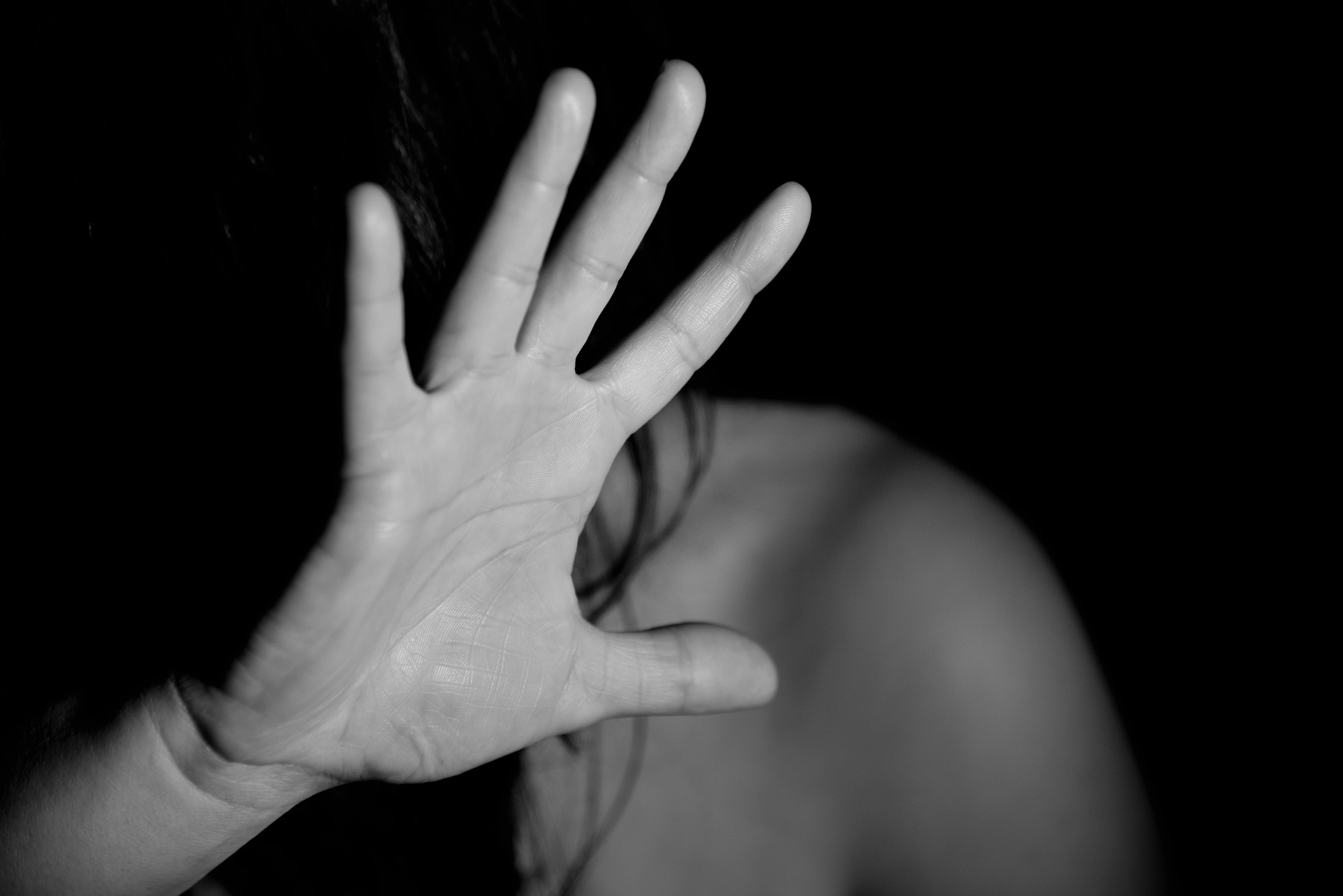 De acordo com a ACP, a omissão na fiscalização do custodiado e no dever de proteger a mulher tem causado danos à vítima e à sociedade.