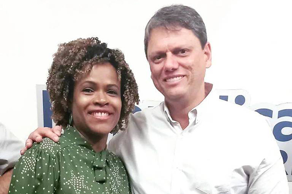 A coronel Helena Reis com o governador eleito Tarcísio de Freitas (Republicanos) 