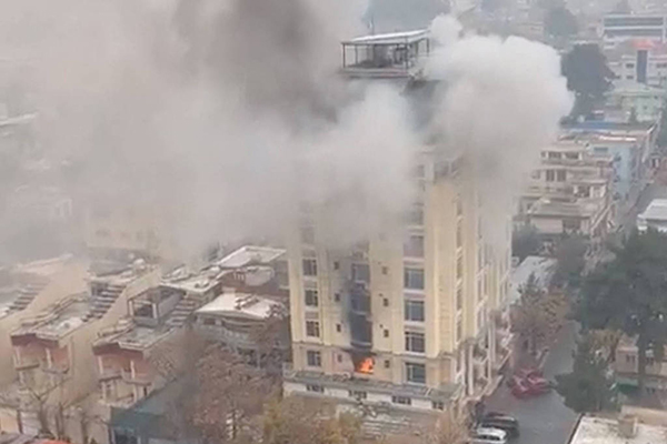 Fumaça sai de hotel no bairro de Shahr-e-Naw, em Cabul