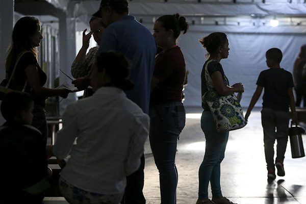 Número de refugiados venezuelanos desabrigados explode na fronteira