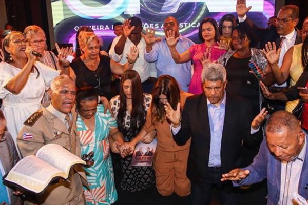 O governador eleito Jerônimo Rodrigues (PT) participa de uma celebração evangélica comandada pelo deputado federal Pastor Sargento Isidório (Avante)
