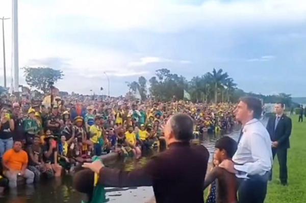 Presidente Jair Bolsonaro (PL) faz oração com manifestantes em frente ao Palácio da Alvorada Presidente Jair Bolsonaro (PL) faz oração com manifestantes em frente ao Palácio da Alvorada