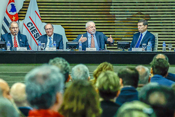 O presidente Lula (PT) e o vice Geraldo Alckmin (PSB) em encontro com empresários na Fiesp durante a campanha