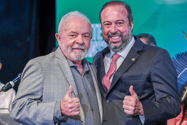 O futuro ministro de Minas e Energia, Alexandre Silveira (dir.), ao lado de Lula