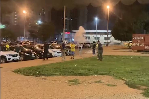 Polícia usa bombas de efeito moral para dispersar bolsonaristas em Brasília Polícia usa bombas de efeito moral para dispersar bolsonaristas em Brasília