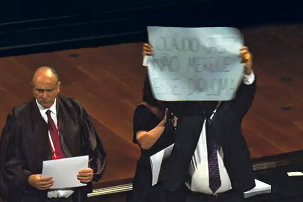 O deputado federal Glauber Braga (PSOL-RJ) exibe cartaz contra a diplomação do governador do RJ, Cláudio Castro O deputado federal Glauber Braga (PSOL-RJ) exibe cartaz contra a diplomação do governador do RJ, Cláudio Castro