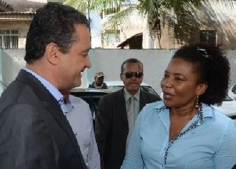 Rui Costa e Margareth Menezes durante visita à escola em 2015
