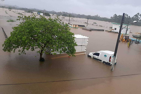 Estação da Companhia Catarinense de Águas e Saneamento ficou alagada Estação da Companhia Catarinense de Águas e Saneamento ficou alagada