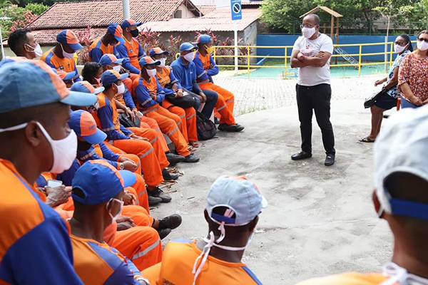 O vereador Suíca (PT) em reunião com trabalhadores de limpeza urbana