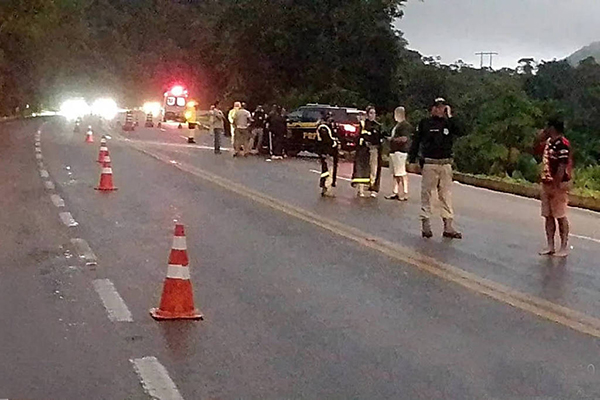 Bloqueio total em trecho da Rio-Santos, em Ubatuba, por risco de deslizamento de terra 