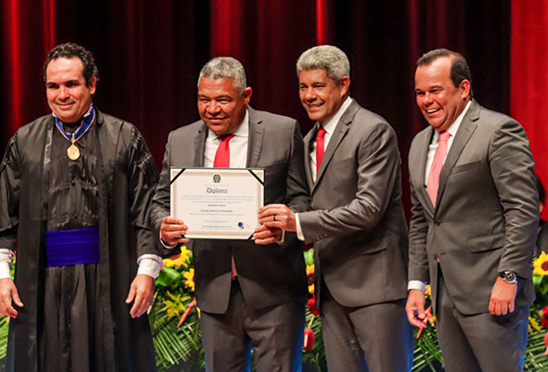 O deputado federal Valmir Assunção recebe diploma de eleito das mãos do futuro governador Jerônimo 