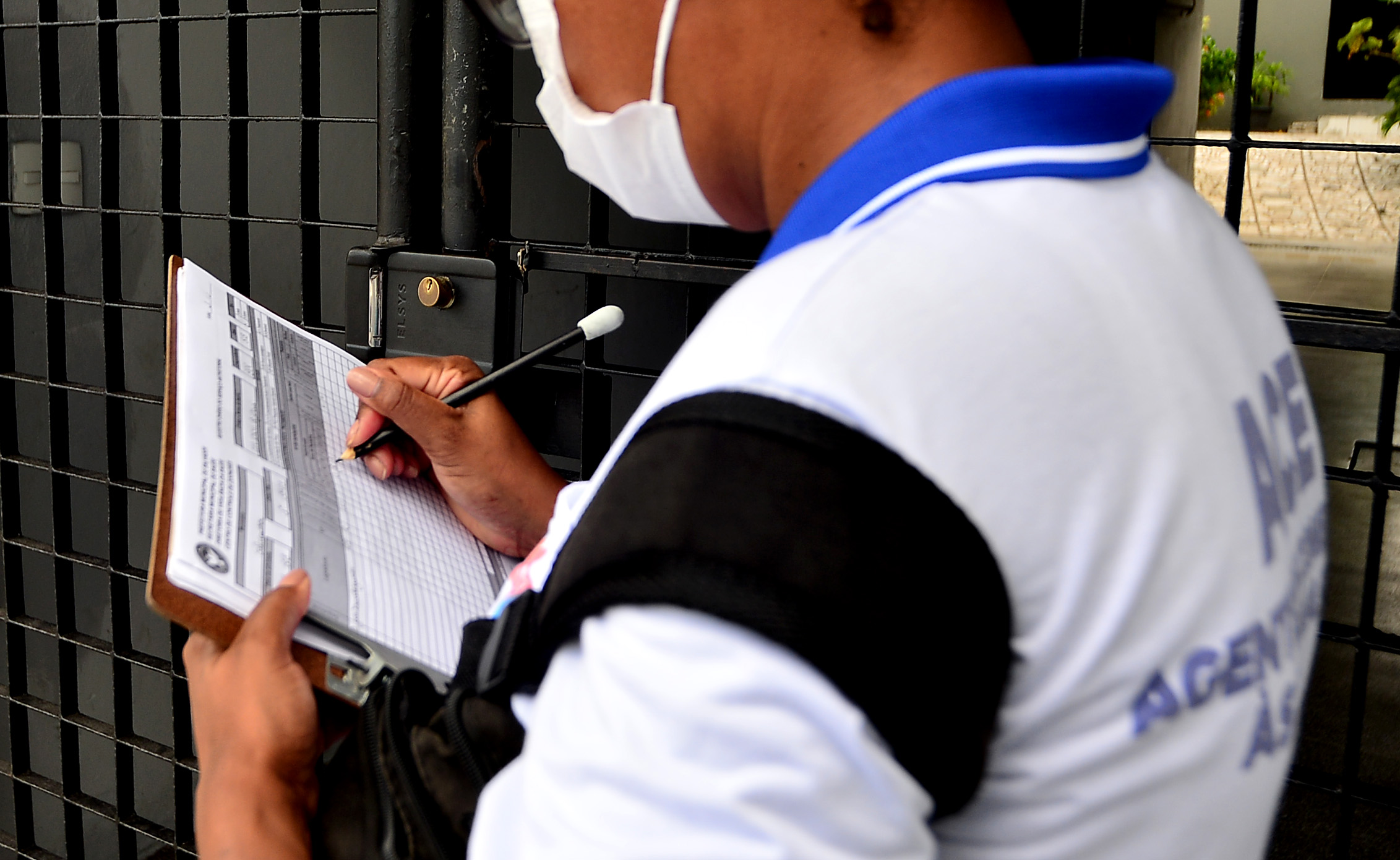 Na manhã desta terça-feira (10), agentes de combate de endemias estiveram no Dendezeiros, na Cidade Baixa