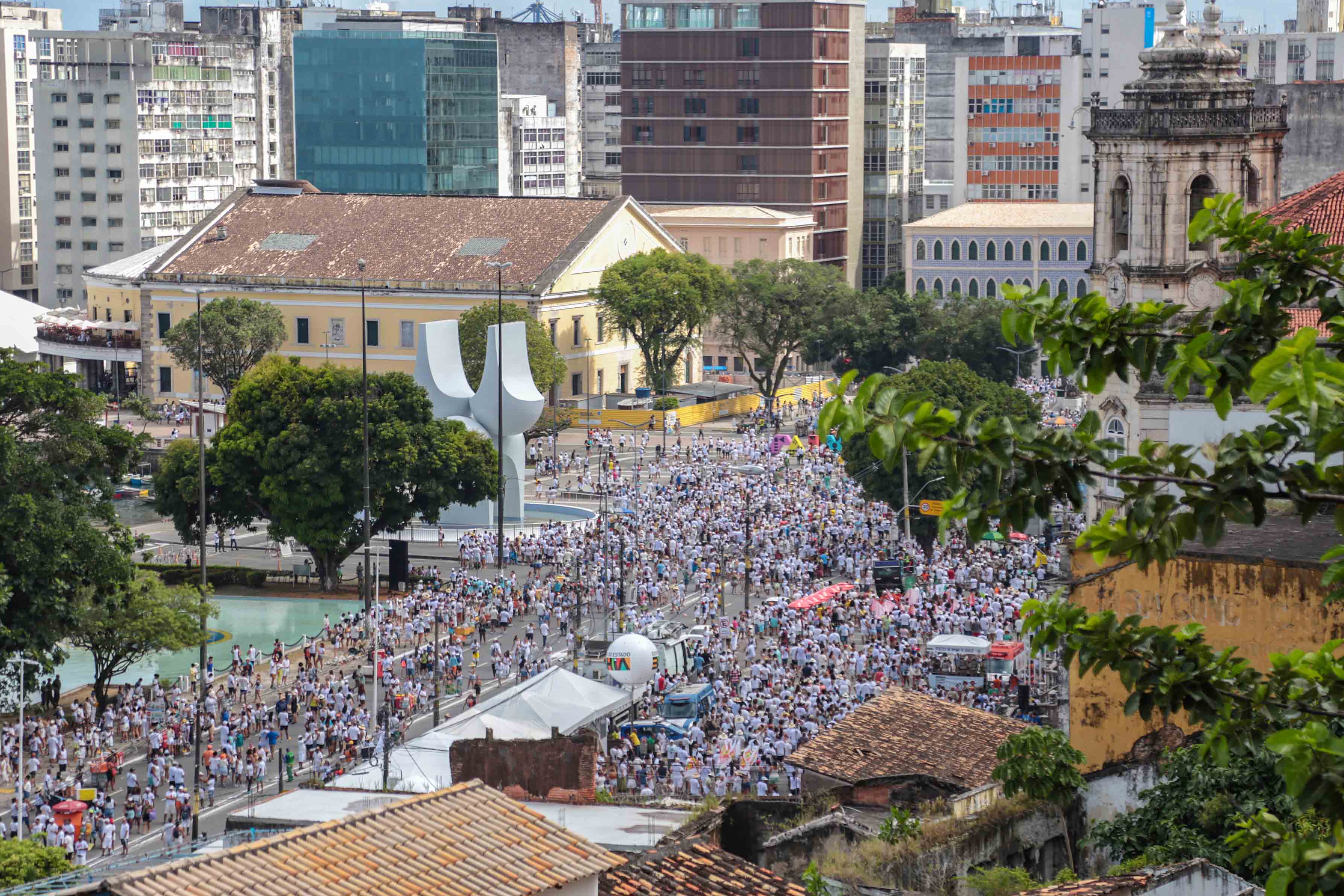 Início da trajeto da Lavagem do Bonfim, no Comércio