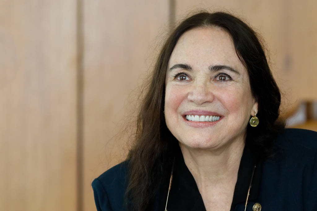 Regina Duarte, então secretária especial da Cultura, em reunião no Ministério do Turismo