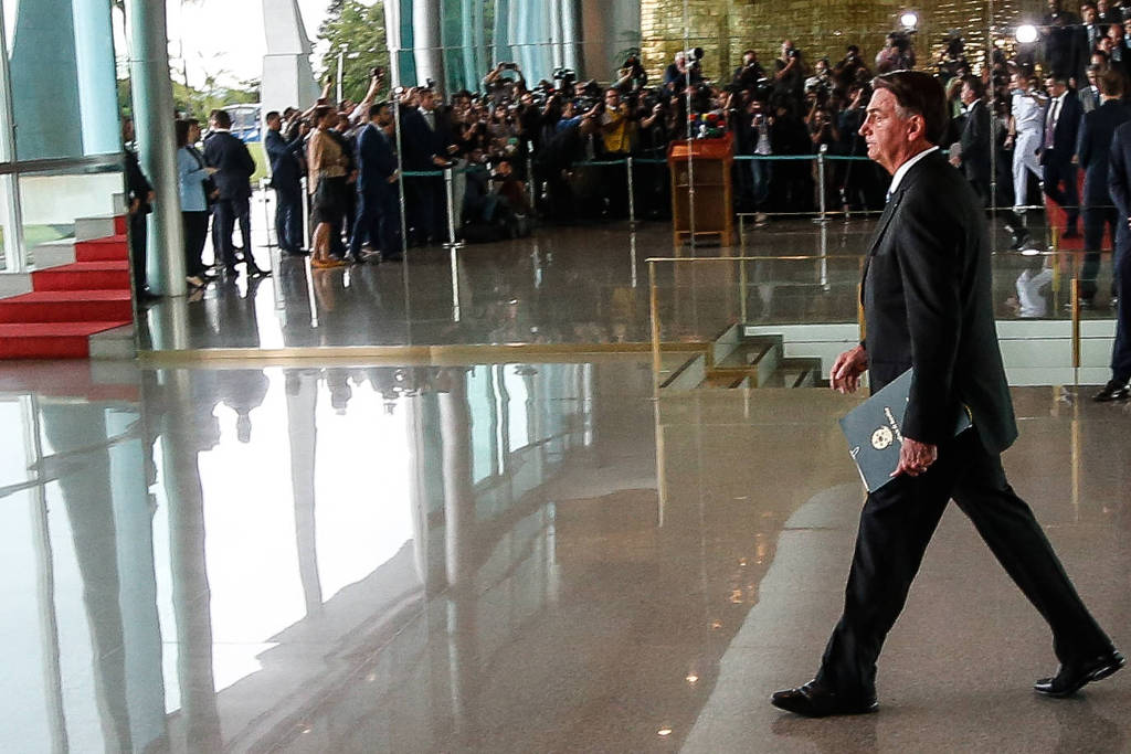 O ex-presidente da República Jair Bolsonaro (PL) chega para pronunciamento 45 horas após o resultado das urnas, dentro do Palácio da Alvorada