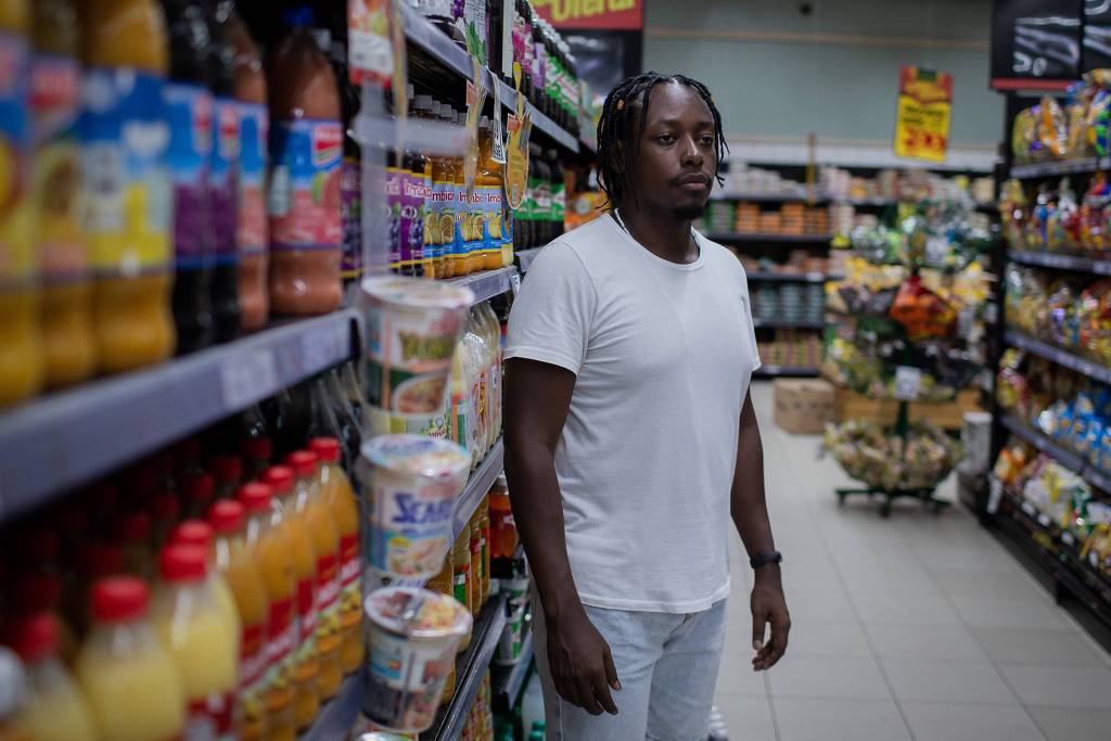O especialista em marketing Douglas Viana, no supermercado Vianense, na zona norte do Rio, onde não teme ser discriminado pela cor e classe social