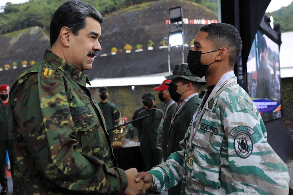 O ditador venezuelano, Nicolás Maduro, cumprimenta membro das Forças Armadas de seu país O ditador venezuelano, Nicolás Maduro, cumprimenta membro das Forças Armadas de seu país