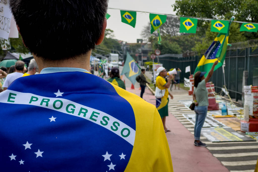 Apoiadores do ex-presidente Jair Bolsonaro em ato golpista na frente do Comando Militar do Sudeste, em São Paulo, durante a posse do presidente Lula Apoiadores do ex-presidente Jair Bolsonaro em ato golpista na frente do Comando Militar do Sudeste, em São Paulo, durante a posse do presidente Lula