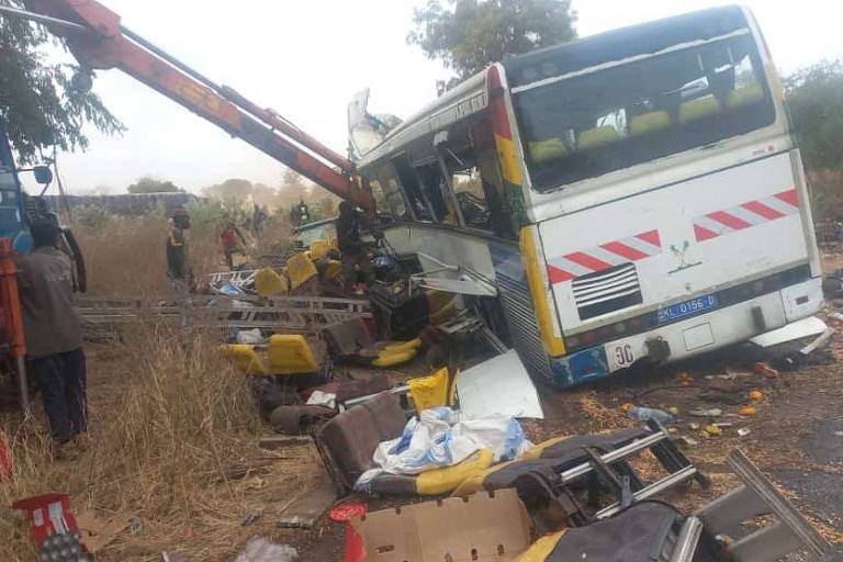 Operação de resgate em ônibus acidentado na região de Kaffrine, no Senegal