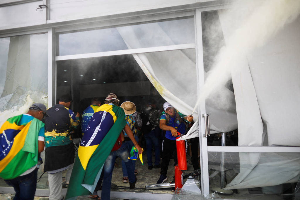 Apoiadores de Bolsonaro invadem Congresso Apoiadores de Bolsonaro invadem Congresso