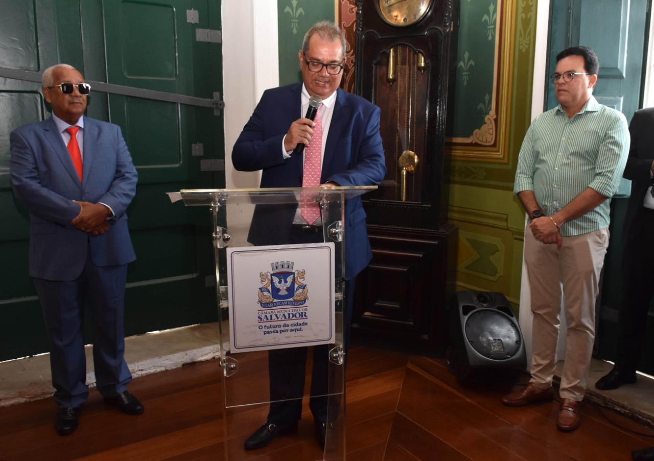 Presidente da Câmara Municipal de Salvador, Carlos Muniz (PTB), dá posse ao vereador Alfredo Mangueira (MDB) em ato realizado na manhã desta segunda-feira (9)