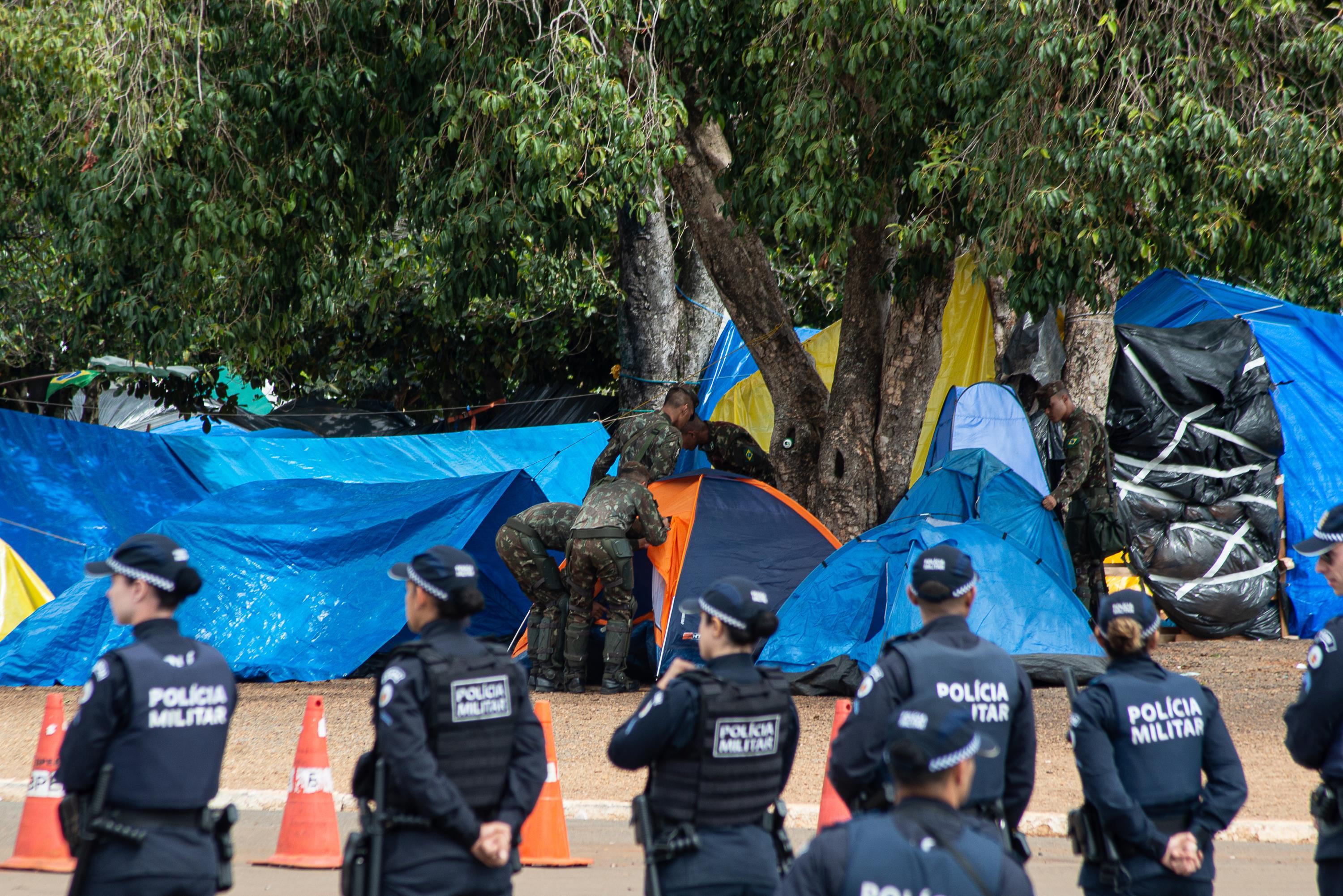 Múcio, Rui Costa e secretário acompanham desocupação de acampamento golpista no DF Múcio, Rui Costa e secretário acompanham desocupação de acampamento golpista no DF