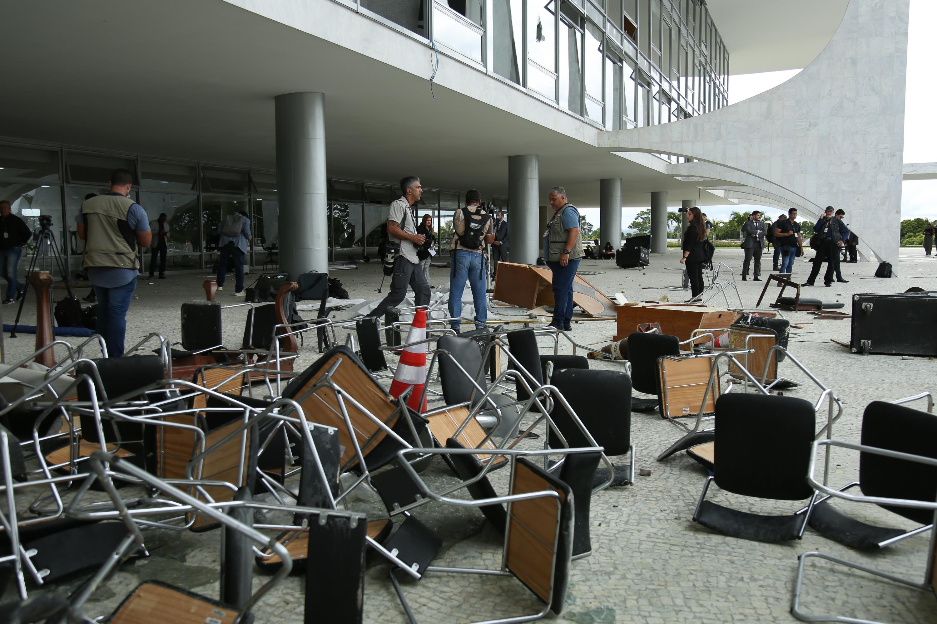 Ministro diz que golpistas, muitos bêbados, levaram documentos e HDs do Planalto