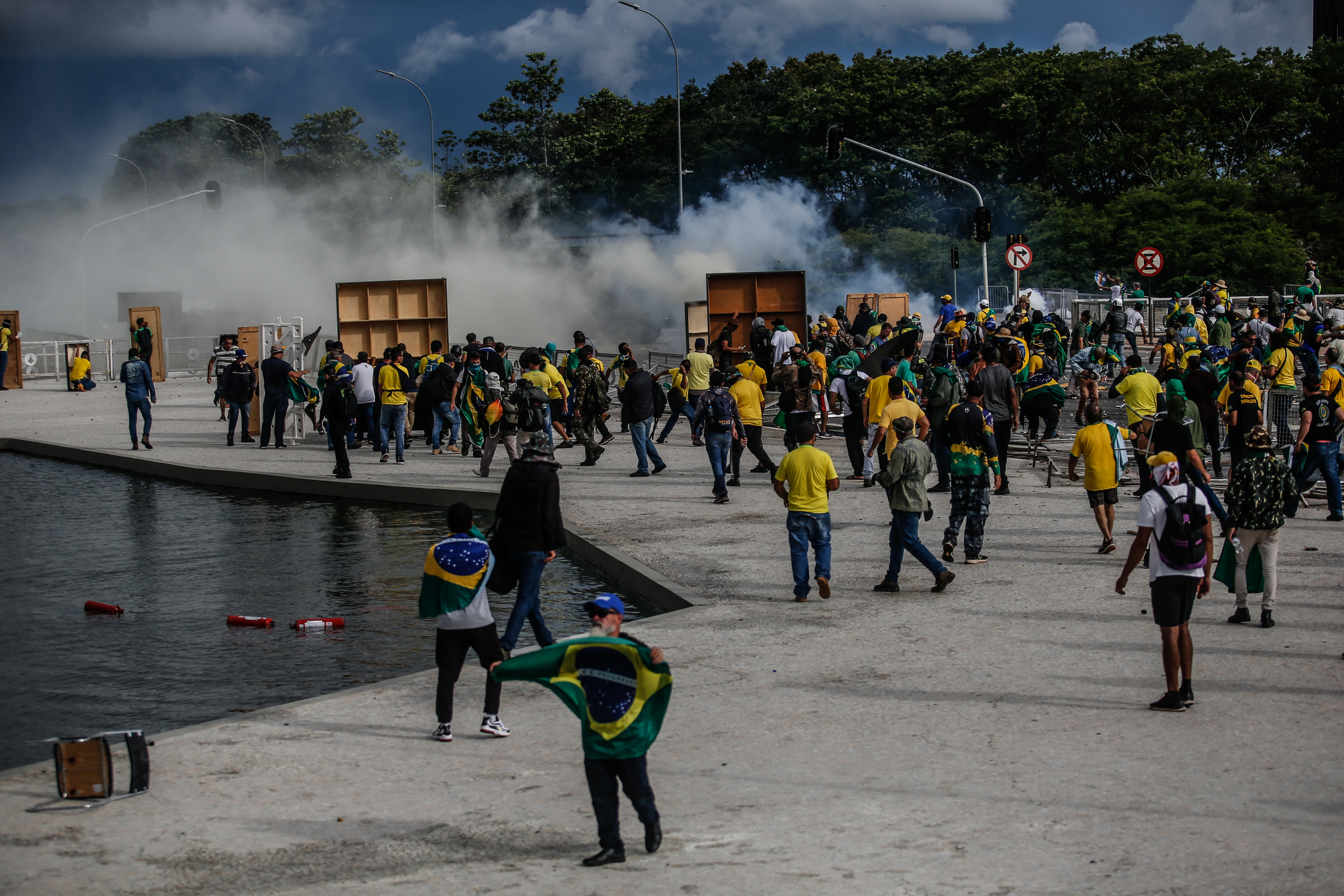Golpistas invadem a praça dos Três Poderes, em Brasília, e depredam os prédios Golpistas invadem a praça dos Três Poderes, em Brasília, e depredam os prédios
